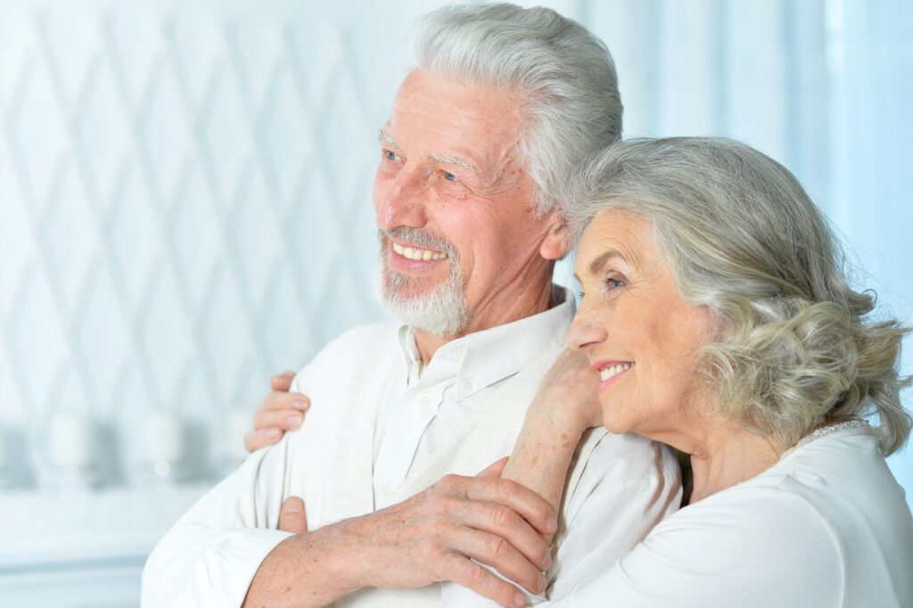 aidant retraité qui s'occupe de sa conjointe avec Alzheimer